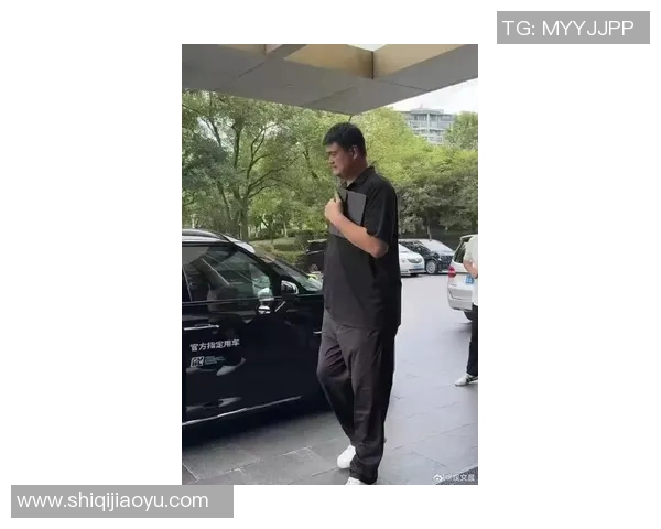 姚明街头现身引围观粉丝争相拍照记录难忘瞬间 姚明街头现身引围观粉丝争相拍照记录难忘瞬间