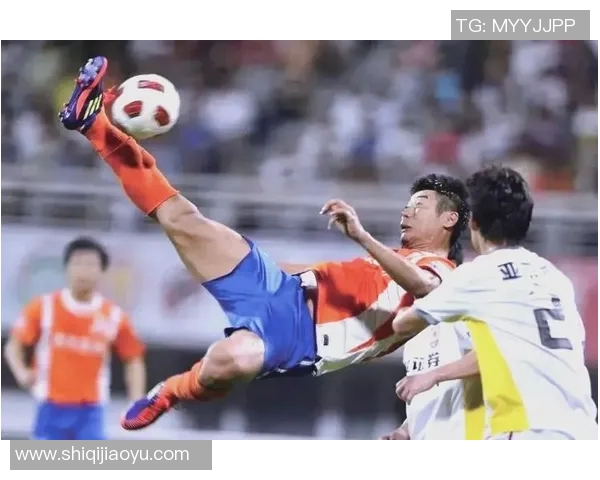 从绿茵场到教练席足球明星的转型之路与成功秘诀