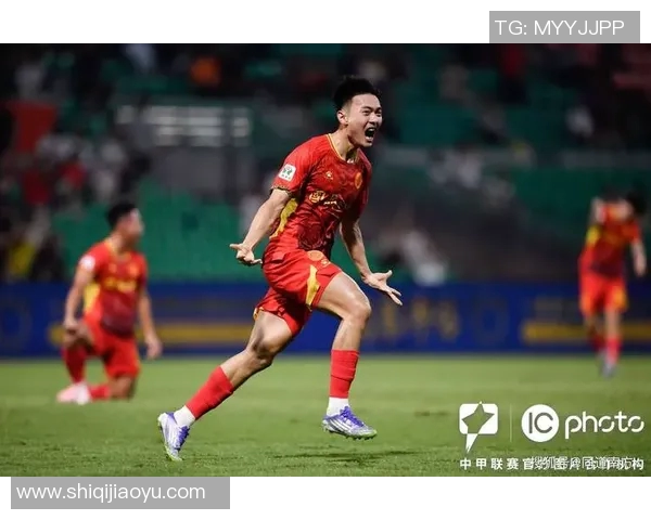 足球明星进球瞬间击掌庆祝的精彩瞬间图片合集