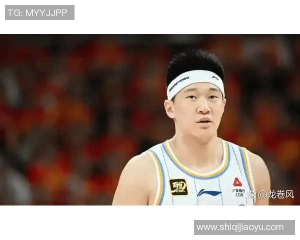 篮球明星随手扔篮球展现非凡技巧与运动魅力引发球迷热议